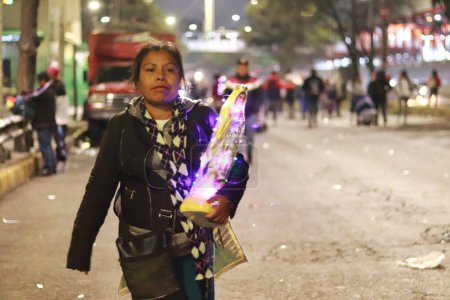 Téléchargez les photos : Le 12 décembre 2023 à Mexico, Mexique.- Des pèlerins de plusieurs états de la République mexicaine, avancent aux premières heures de la journée de la Vierge de Guadalupe, sur les côtés de l'avenue Ignacio Saragosse - en image libre de droit
