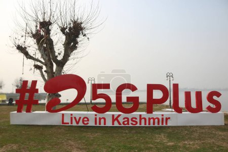 Téléchargez les photos : 12 décembre 2023, Srinagar Cachemire, Inde : # Airtel5Gplus est vu sur les rives du lac Dal lors de la 5G en direct plus l'expérience à Srinagar. Airtel a annoncé le lancement de ses services 5G de pointe - en image libre de droit