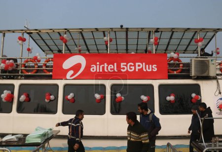 Téléchargez les photos : Décembre 12,2023, Srinagar Cachemire, Inde : Les gens passent devant le logo d'Airtel 5G Plus est vu lors de la 5G en direct plus l'expérience à Srinagar. Airtel a annoncé le lancement de ses services 5G de pointe - en image libre de droit