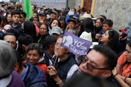 Foto de 10 de diciembre de 2023, Tlaxcala, México: los ciudadanos asisten a la manifestación política de Claudia Sheinbaum, precandidato presidencial para el Curso del Partido Morena a las elecciones mexicanas para apoyarla en la Plaza de Toros de Huamantla - Imagen libre de derechos