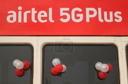 Téléchargez les photos : 12 décembre 2023, Srinagar Cachemire, Inde : Un logo d'Airtel 5G Plus est vu lors de la 5G en direct plus l'expérience à Srinagar. Airtel a annoncé le lancement de ses services 5G de pointe - en image libre de droit