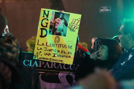 Foto de 13 de diciembre de 2023 en Ciudad de México, México: Miembros de la protesta sindical de lucha para exigir la liberación inmediata del luchador Cuatrero, arrestado en marzo de este año - Imagen libre de derechos
