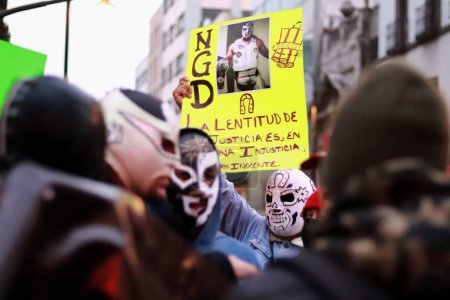 Téléchargez les photos : 13 décembre 2023 à Mexico, Mexique : Des membres du syndicat de lutte protestent pour demander la libération immédiate du lutteur Cuatrero, arrêté en mars de cette année - en image libre de droit
