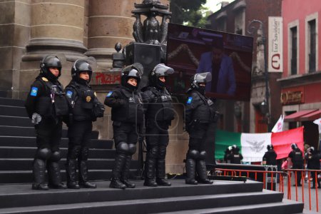 Foto de 13 de diciembre de 2023 en Ciudad de México, México: La policía antidisturbios impide que los manifestantes crucen la valla de seguridad de las instalaciones del Congreso Legislativo de la Ciudad de México durante una manifestación para apoyar la ratificación - Imagen libre de derechos
