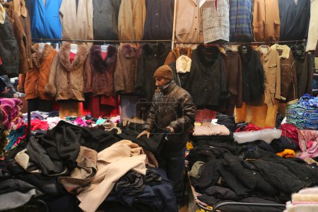 Foto de Diciembre 13,2023, Srinagar Cachemira, India: La gente compra gorras de invierno y otros artículos en un mercado en Srinagar. Con la llegada del invierno, los cachemires ordinarios comienzan a prepararse para el clima duro, comprando suéteres, chaquetas y otras prendas de abrigo. - Imagen libre de derechos