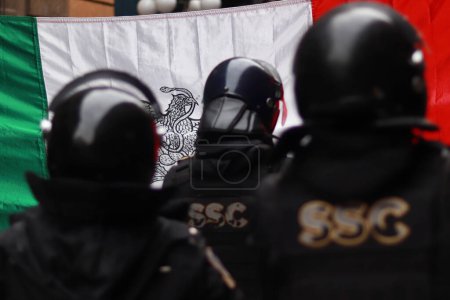 Téléchargez les photos : 13 décembre 2023 à Mexico, Mexique : La police anti-émeute empêche les manifestants de franchir la barrière de sécurité des installations du Congrès législatif de Mexico - en image libre de droit