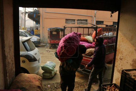 Téléchargez les photos : 15 décembre 2023, Srinagar Cachemire, Inde : Un vendeur organise des oignons dans un marché à Srinagar. Le 8 décembre, l'Inde prend des mesures pour assurer un approvisionnement suffisant en oignon et une stabilité des prix au milieu du taux actuel de 60 par kg" - en image libre de droit