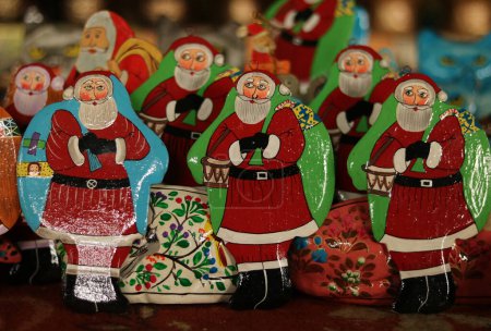 Téléchargez les photos : 16 décembre 2023, Srinagar Cachemire, Inde : les ornements de Noël, y compris le Père Noël, sont prêts à l'atelier avant de les envoyer au marché avant les célébrations de Noël à Srinagar - en image libre de droit