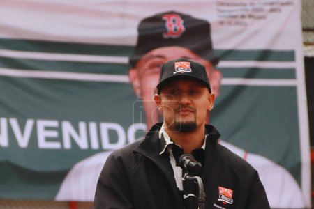 Téléchargez les photos : 16 décembre 2023 à Mexico : Brennan Bernardino, lanceur des Red Sox de Boston, assiste à la cérémonie d'ouverture de la saison 2023-2024 de l'Olmeca Baseball League - en image libre de droit