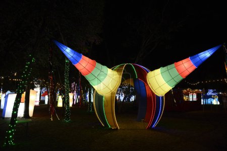 Téléchargez les photos : 18 décembre 2023, Mexico, Mexique : Les touristes profitent des vacances de Noël pour profiter du village de Noël dans le plus grand parc d'attractions de Noël d'Amérique latine "Brilla Fest, A Christmas in the Forest" - en image libre de droit