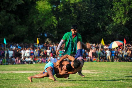 Téléchargez les photos : 16 décembre 2023 Sunamgonj- Sylhet-Bangladesh : A l'occasion de la célébration de la grande victoire du Bangladesh et du 53ème anniversaire de l'indépendance du Bangladesh dans la région de Jayanagar Bazar du district de Sunamganj de la division Sylhet, des jeux de lutte rurale et o - en image libre de droit