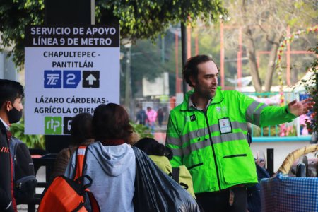 Foto de 17 de diciembre de 2023 en Ciudad de México, México: Andrés Lajous, Secretario de Movilidad de la Ciudad de México, supervisa la logística para proporcionar transporte gratuito a los viajeros después del cierre de la línea de metro 9 del tramo de Pantitlan a Ciudad Deportiva, f - Imagen libre de derechos