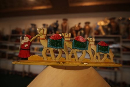 Téléchargez les photos : 16 décembre 2023, Srinagar Cachemire, Inde : Un cadeau de Noël est vu à l'atelier avant les célébrations de Noël à Srinagar - en image libre de droit