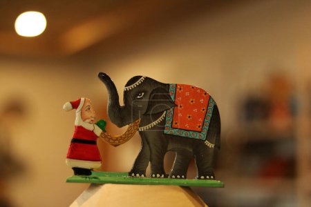 Téléchargez les photos : 16 décembre 2023, Srinagar Cachemire, Inde : Un cadeau de Noël est vu à l'atelier avant les célébrations de Noël à Srinagar - en image libre de droit