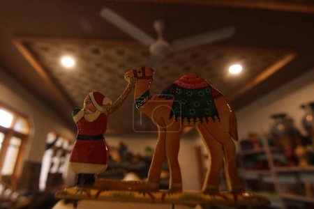 Foto de 16 de diciembre de 2023, Srinagar Cachemira, India: Un regalo de Navidad se ve en el taller antes de las celebraciones de Navidad en Srinagar. Los artesanos dicen que los artículos de Navidad están hechos de papier-mache y se envían a los mercados locales - Imagen libre de derechos
