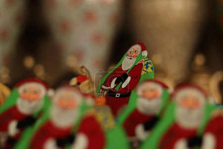 Foto de 16 de diciembre de 2023, Srinagar Cachemira, India: Los ornamentos navideños, incluido Santa Claus, están listos en el taller antes de enviarlos al mercado antes de las celebraciones navideñas en Srinagar - Imagen libre de derechos