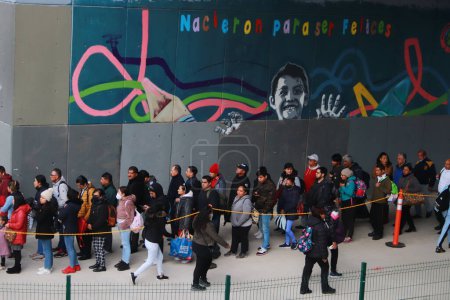 Téléchargez les photos : 17 décembre 2023 à Mexico, Mexique : Les gens voyagent sur le service gratuit provisoire Metrobus après la fermeture de la ligne 9 du métro de Pantitlana à Ciudad Deportiva, dans le but d'effectuer des travaux pertinents - en image libre de droit
