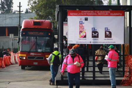 Téléchargez les photos : 17 décembre 2023 à Mexico, Mexique : Les gens voyagent sur le service gratuit provisoire Metrobus après la fermeture de la ligne 9 du métro de Pantitlana à Ciudad Deportiva, dans le but d'effectuer des travaux pertinents - en image libre de droit