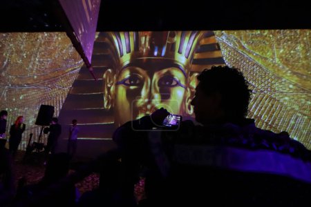 Téléchargez les photos : 18 décembre 2023 à Mexico, Mexique : Les gens visitent l'exposition "Au-delà de Toutankhamon, l'expérience immersive", qui reconstruit la tombe et les trésors du pharaon Toutankhamon - en image libre de droit