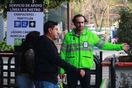 Téléchargez les photos : 17 décembre 2023 à Mexico, Mexique : Andres Lajous, Secrétaire à la Mobilité de Mexico, supervise la logistique pour fournir un transport gratuit aux voyageurs après la fermeture de la ligne 9 du métro de Pantitlan à Ciudad Deportiva - en image libre de droit