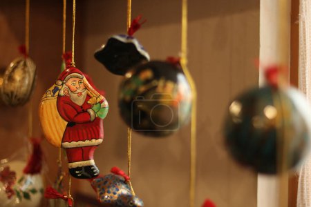Téléchargez les photos : 16 décembre 2023, Srinagar Cachemire, Inde : les ornements de Noël, y compris le Père Noël, sont prêts à l'atelier avant de les envoyer au marché avant les célébrations de Noël à Srinagar - en image libre de droit