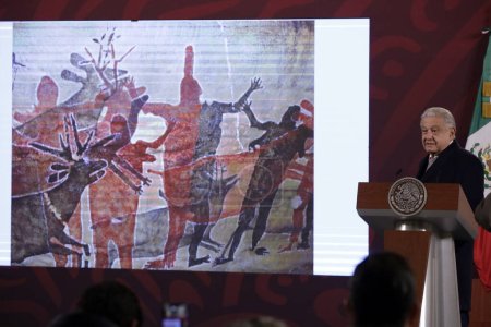 Téléchargez les photos : 19 décembre 2023, Mexico, Mexique : Le président du Mexique, Andres Manuel Lopez Obrador, lors de la conférence de presse au Palais national de Mexico - en image libre de droit