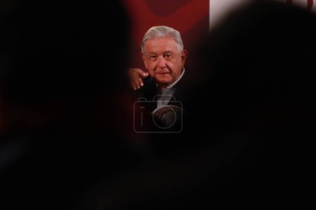 Téléchargez les photos : 19 décembre 2023 à Mexico, Mexique : Le président mexicain, Andres Manuel Lopez Obrador, prend la parole lors de sa conférence d'information quotidienne devant les médias au Palais national - en image libre de droit