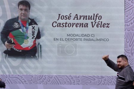 Foto de 19 de diciembre de 2023, Ciudad de México, México: El atleta de natación adaptado José Arnulfo Castorena recibe el Premio Nacional de Deportes 2023, en el Palacio Nacional de la Ciudad de México - Imagen libre de derechos