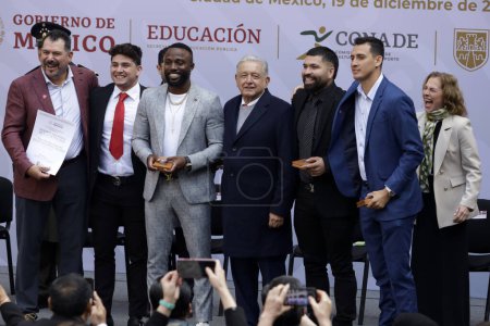 Téléchargez les photos : 19 décembre 2023, Mexico, Mexique : Le président du Mexique, Andres Manuel Lopez Obrador, remet le Prix national du sport 2023 à l'entraîneur de l'équipe mexicaine de baseball, Benjamin Gil - en image libre de droit