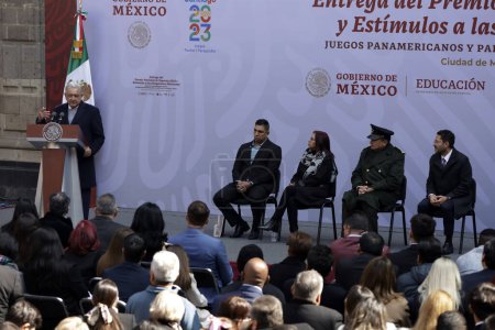 Téléchargez les photos : 19 décembre 2023, Mexico, Mexique : Le président du Mexique, Andres Manuel Lopez Obrador, remet le Prix national du sport 2023 au Palais national de Mexico - en image libre de droit