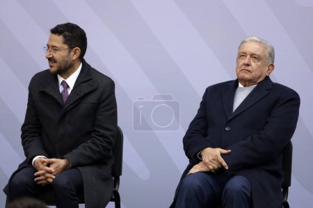 Téléchargez les photos : 19 décembre 2023, Mexico, Mexique : Le président du Mexique, Andres Manuel Lopez Obrador, accompagné du chef du gouvernement de Mexico, Marti Batres, à la cérémonie de remise du Prix national du sport 2023 - en image libre de droit