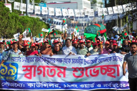 Foto de 20 de diciembre de 2023 Sylhet-Bangladesh: Líderes del partido-activistas-partidarios llegaron al campo Sylhet Alia Madrasa con una procesión con símbolos del partido Barco en el mitin electoral de la Liga Awami para la duodécima elección parlamentaria nacional 2024 - Imagen libre de derechos