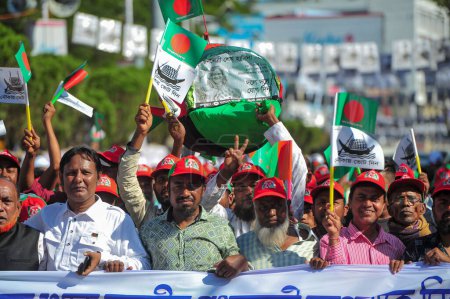 Téléchargez les photos : 20 décembre 2023 Sylhet-Bangladesh : Les dirigeants-militants-partisans du parti sont venus au champ de Sylhet Alia Madrasa avec une procession avec les symboles du parti Bateau dans le rassemblement électoral de la Ligue Awami pour la douzième élection au parlement national 2024 - en image libre de droit