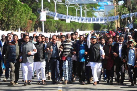 Foto de 20 de diciembre de 2023 Sylhet-Bangladesh: Líderes del partido-activistas-partidarios llegaron al campo Sylhet Alia Madrasa con una procesión con símbolos del partido Barco en el mitin electoral de la Liga Awami para la duodécima elección parlamentaria nacional 2024 - Imagen libre de derechos
