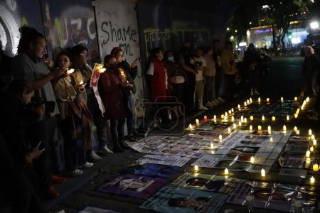 Téléchargez les photos : 21 décembre 2023, Mexico, Mexique : Des familles de personnes disparues organisent une manifestation intitulée Éclairage pour la vérité à l'Ange de l'indépendance à Mexico - en image libre de droit