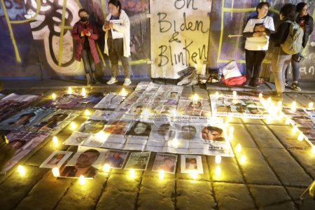 Foto de 21 de diciembre de 2023, Ciudad de México, México: Familias de personas desaparecidas realizan una protesta llamada Iluminación por la Verdad en el Ángel de la Independencia en la Ciudad de México - Imagen libre de derechos