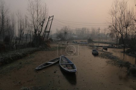 Téléchargez les photos : 21 décembre 2023, Srinagar Cachemire, Inde : Vue de l'eau partiellement gelée à l'intérieur du lac Dal à Srinagar. La période d'hiver la plus dure de 40 jours Chillai-Kalan, commence au Cachemire jeudi - en image libre de droit