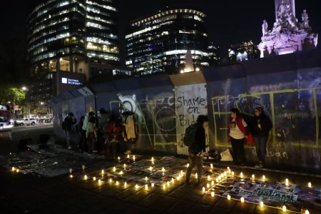 Foto de 21 de diciembre de 2023, Ciudad de México, México: Familias de personas desaparecidas realizan una protesta llamada Iluminación por la Verdad en el Ángel de la Independencia en la Ciudad de México - Imagen libre de derechos