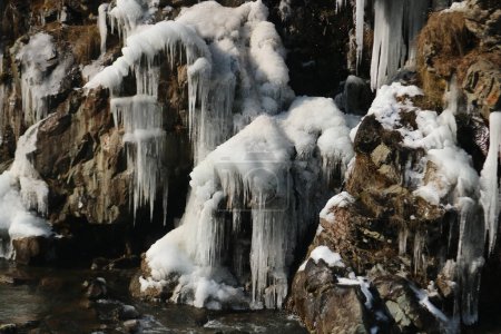 Foto de Diciembre 21,2023, Srinagar Cachemira, India: Una cascada congelada se ve en el área de Drung de Tangmarg, al norte de Srinagar. El período de invierno más duro de 40 días Chillai-Kalan, comienza en Cachemira el jueves - Imagen libre de derechos