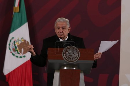Téléchargez les photos : 21 décembre 2023, Mexico, Mexique : Le président mexicain, Andres Manuel Lopez Obrador, gesticule lors de la conférence d'information quotidienne au Palais national - en image libre de droit