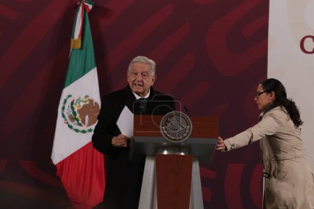 Téléchargez les photos : 21 décembre 2023, Mexico, Mexique : Le président mexicain, Andres Manuel Lopez Obrador, gesticule lors de la conférence d'information quotidienne au Palais national - en image libre de droit