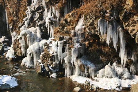 Téléchargez les photos : 21 décembre 2023, Srinagar Cachemire, Inde : Une cascade gelée est vue dans la région de Drung à Tangmarg, au nord de Srinagar. La période d'hiver la plus dure de 40 jours Chillai-Kalan, commence au Cachemire jeudi - en image libre de droit