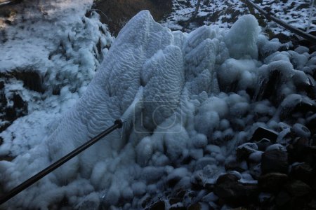 Foto de 21 de diciembre de 2023, Srinagar Cachemira, India: Se ve agua congelada en el área de Drung de Tangmarg, al norte de Srinagar. El período de invierno más duro de 40 días Chillai-Kalan, comienza en Cachemira el jueves - Imagen libre de derechos