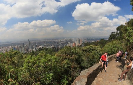 Téléchargez les photos : 3 janvier 2024, Bogota, Colombie : Les touristes profitent de l'ascension de la montagne Monserrate pour atteindre le sommet à 2.350 mètres au-dessus de la ville de Bogota en promenade - en image libre de droit