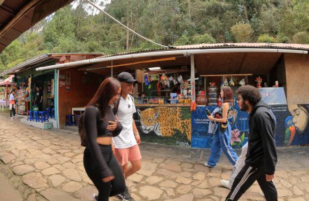 Téléchargez les photos : 3 janvier 2024, Bogota, Colombie : Les touristes profitent de l'ascension de la montagne Monserrate pour atteindre le sommet à 2.350 mètres au-dessus de la ville de Bogota en promenade - en image libre de droit
