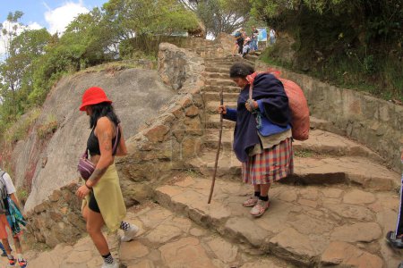 Foto de 3 de enero de 2024, Bogotá, Colombia: Turista disfruta escalando la montaña Monserrate para llegar a la cima a 2.350 metros sobre la Ciudad de Bogotá en un paseo - Imagen libre de derechos