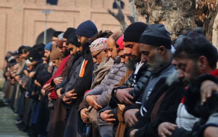 Foto de 12 de enero de 2024, Srinagar Cachemira, India: Los cachemires ofrecen oraciones especiales en el complejo de Jamia Masjid o Gran Mezquita en Srinagar. Oraciones congregacionales especiales conocidas como "Salatul Istisqa" fueron organizadas por Anjuman Aquaf Jamia Masjid - Imagen libre de derechos