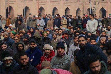 Téléchargez les photos : 12 janvier 2024, Srinagar Cachemire, Inde : Les Cachemiris écoutent un sermon du prêtre avant d'offrir des prières spéciales dans l'enceinte de Jamia Masjid à Srinagar. Prières spéciales de la congrégation connue sous le nom de "Salatul Istisqa" - en image libre de droit
