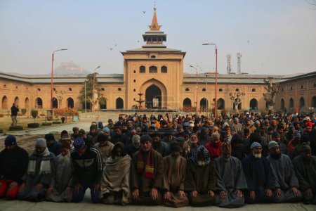 Téléchargez les photos : 12 janvier 2024, Srinagar Cachemire, Inde : Les Cachemiris offrent des prières spéciales dans le complexe de Jamia Masjid ou Grande Mosquée à Srinagar. Des prières spéciales de congrégation connues sous le nom de "Salatul Istisqa" ont été organisées par Anjuman Aquaf Jamia Masjid - en image libre de droit