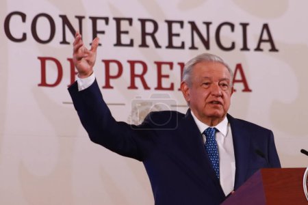 Foto de 17 de enero de 2024 en Ciudad de México, México: El presidente mexicano Andrs Manuel Lpez Obrador habla en la conferencia matutina frente a periodistas en el palacio nacional el 17 de enero de 2023 en Ciudad de México, México. - Imagen libre de derechos